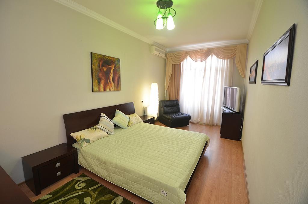 Apartments In The City Center On Sobornaya Street Николайев Стая снимка