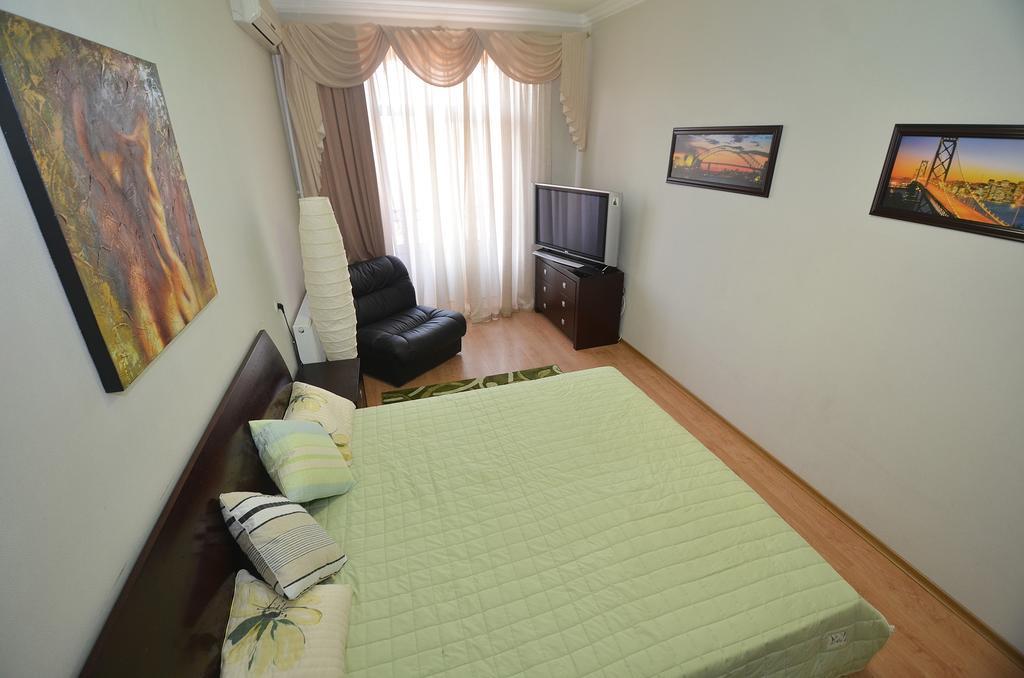 Apartments In The City Center On Sobornaya Street Николайев Стая снимка